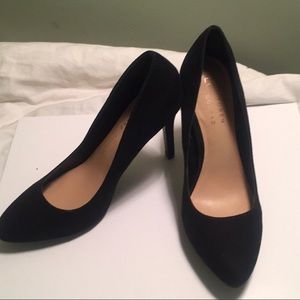 Lauren Conrad Black suede heels pumps!